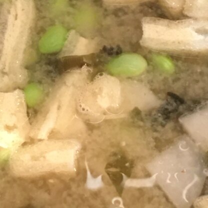 お豆腐切らしてたのでお揚げと大根を入れてみました。
枝豆を初めてお味噌汁に入れましたがしっかりとした食感があり、美味しかったです。
